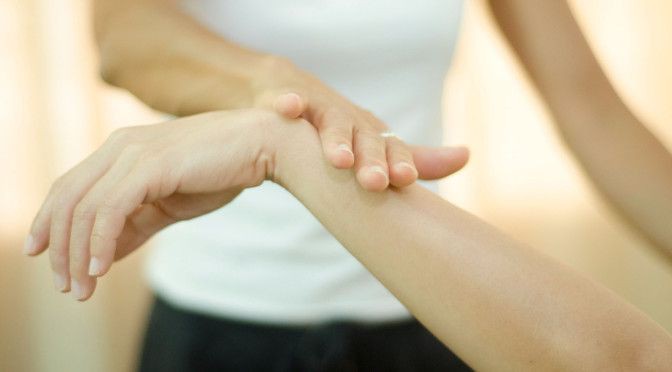 Test musculaire effectué lors d’une séance de kinésiologie à Paimboeuf dans le Pays-de-Retz